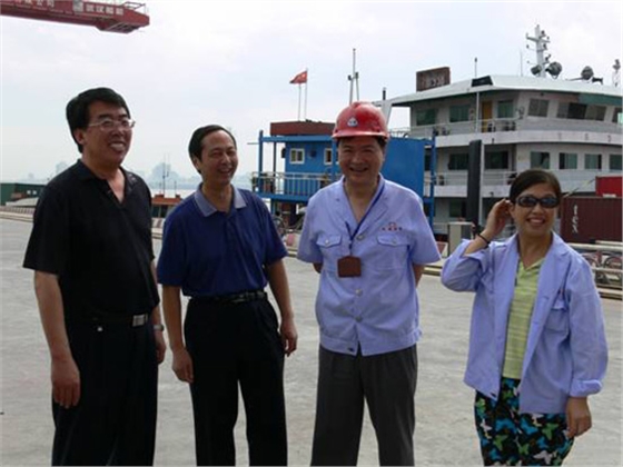 长航局张主席和武汉港贾主席(左二)与桥吊司机交谈